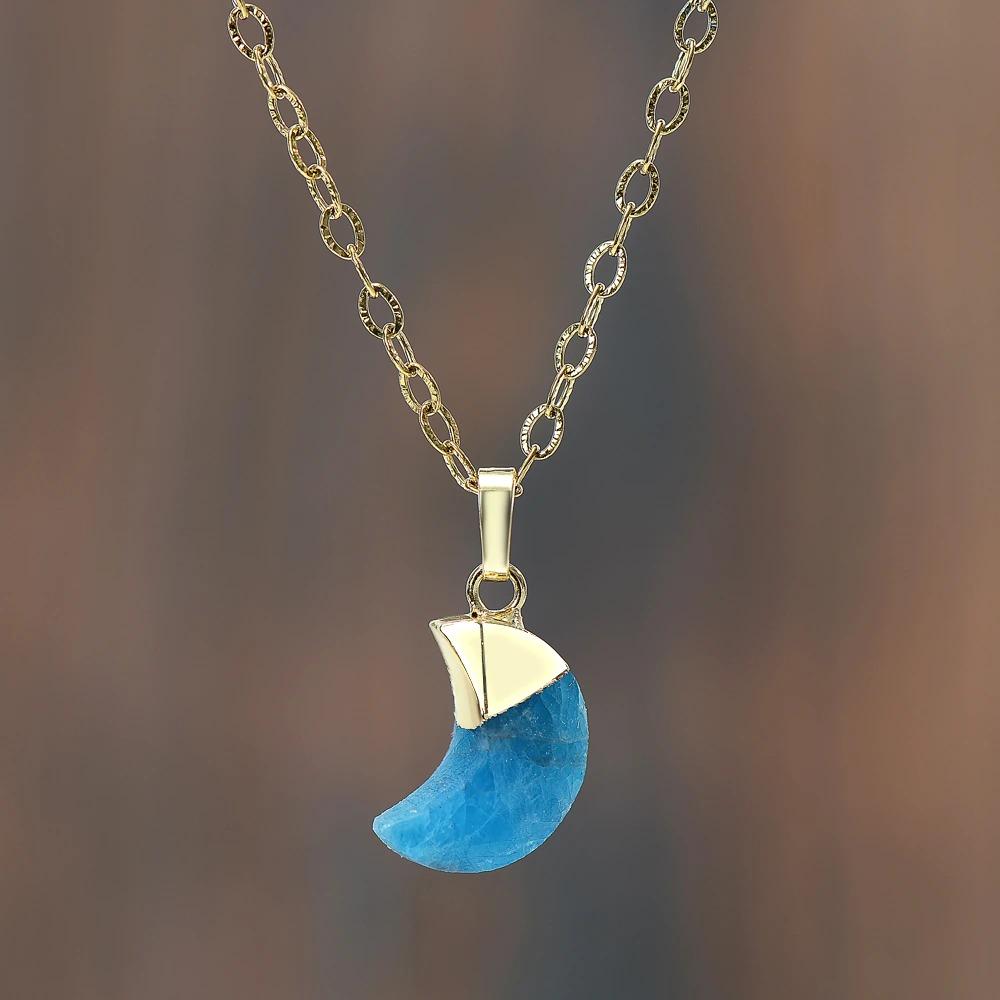 Goldene Halskette mit blauem Mondstein-Anhänger, elegantes Schmuckstück, Damenaccessoire.