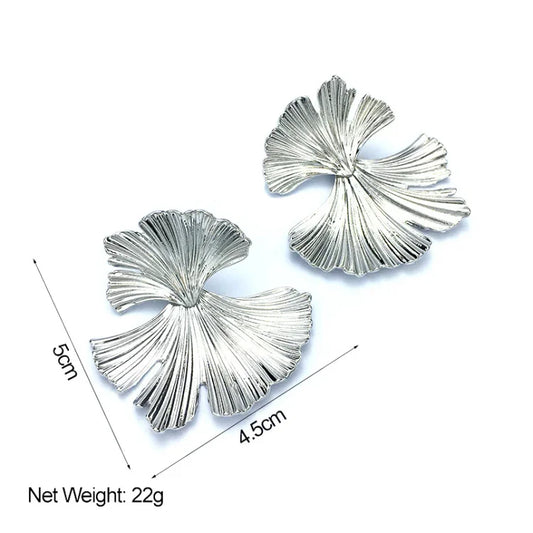 Silberne Ginkgo-Blatt Ohrringe, 5cm, modisches Schmuckdesign, elegantes Accessoire.