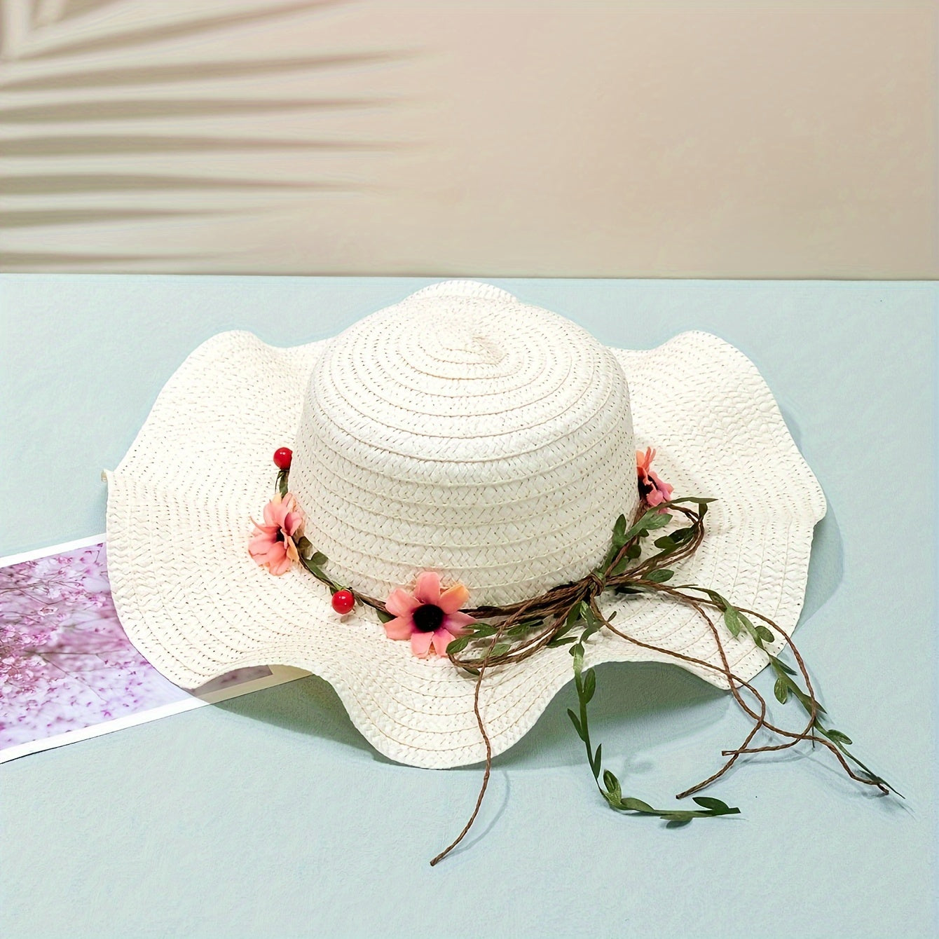 Damen-Sommerstrohhut mit Blumen- und Fruchtverzierung – Solène
