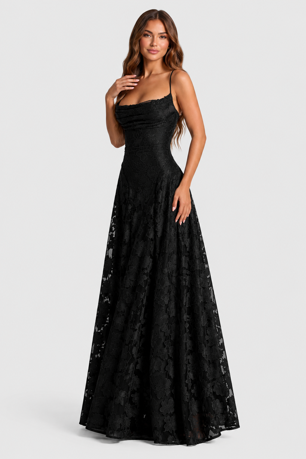 Schwarzes Spitzenkleid, leicht seitliche Ansicht, Model legt eine Hand an den Ausschnitt; durchscheinende Blumenspitze am Rock. 11