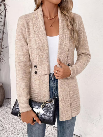 Beiger Cardigan offen getragen zu Jeans, mit schwarzer Handtasche mit Kettenhenkel in der Hand 3