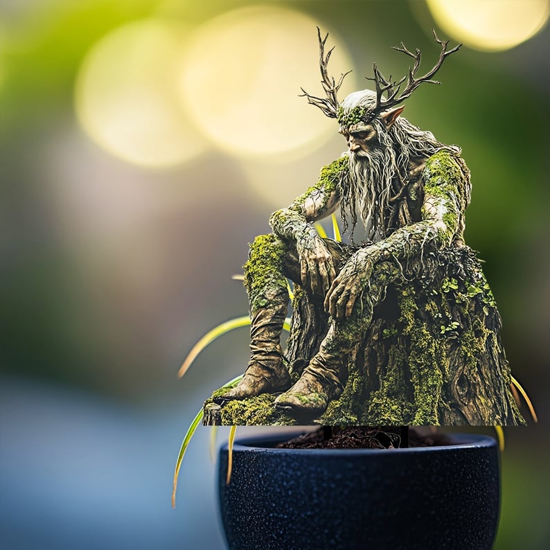 Waldgeist mit Geweih als Stecker in einem dunklen Blumentopf mit Erde, vor weichem, unscharfem Hintergrund. 8