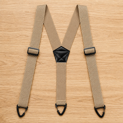 Beige Y-Hosenträger mit schwarzem Mittelstück, Schiebeschnallen und drei schwarzen Clips, flach auf Holz ausgelegt. 15