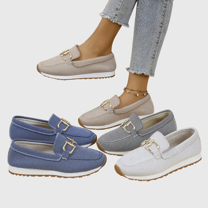 Alle vier Farben der Slipper in Beige, Blau, Grau und Hellgrau im Vergleich, ein Paar getragen 5