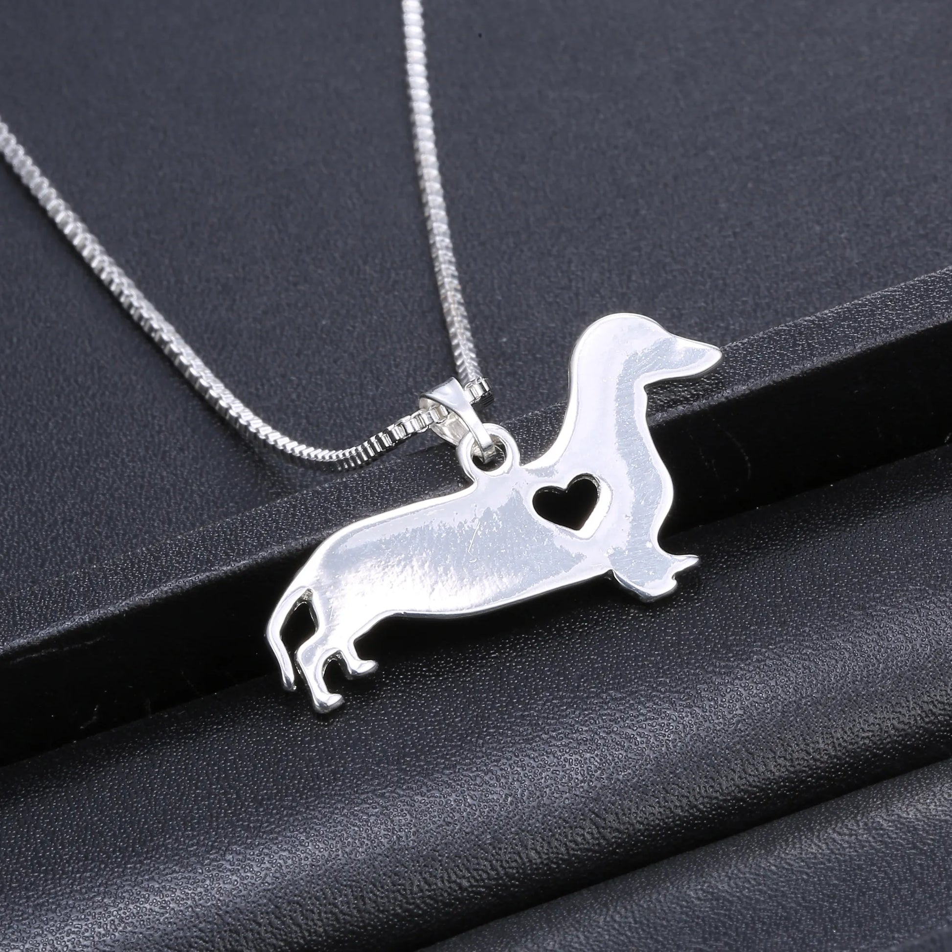Silberne Dackel-Halskette mit Herz, Damen-Schmuck, modisches Accessoire, Geschenkidee.