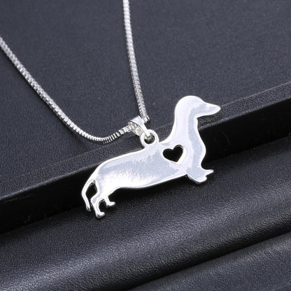 Silberne Dackel-Halskette mit Herz, Damen-Schmuck, modisches Accessoire, Geschenkidee.
