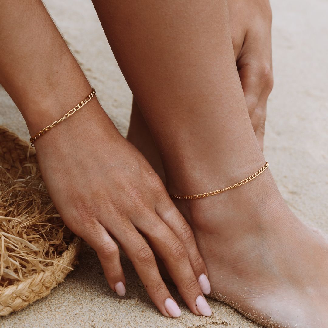 Goldene wasserdichte Fußkette am Knöchel, elegantes Design, ideal für Strandmode.