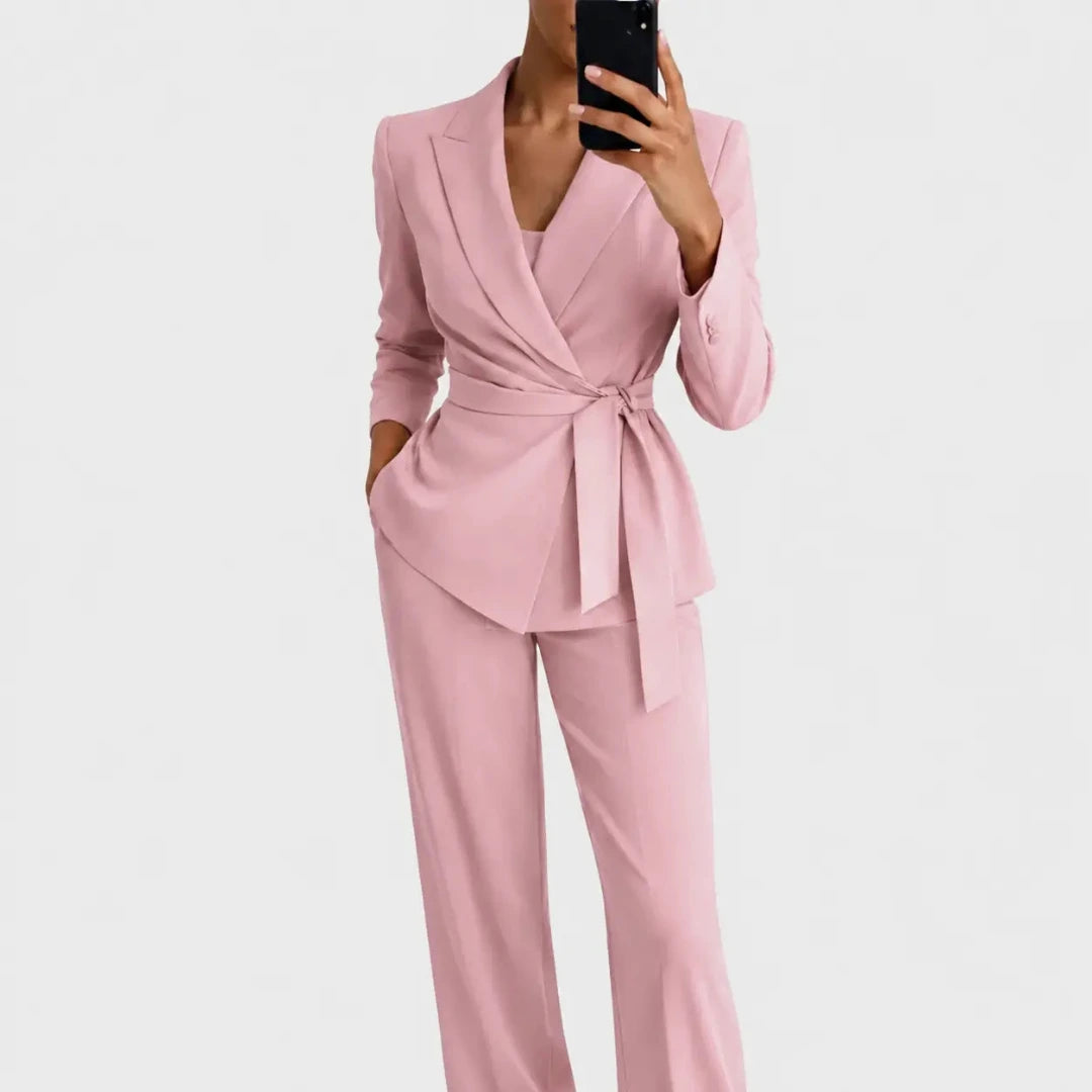 Das Set in Rosa, getragen im Spiegelselfie, Blazer in Wickeloptik mit Gürtelschleife an der Taille und weite Hose. 4