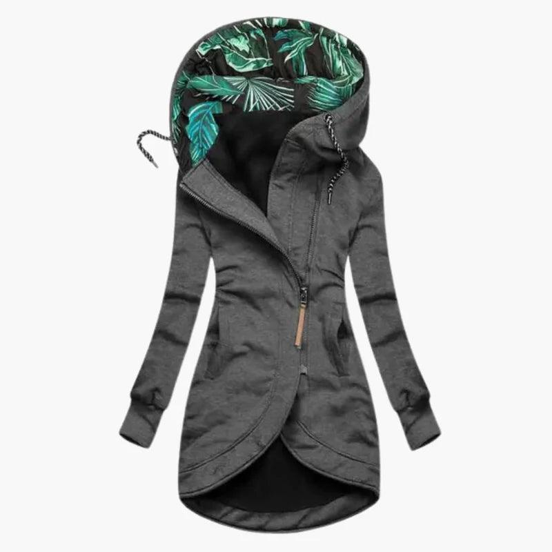 Dunkelgraue Variante der Jacke von vorn, leicht geöffnet, mit schwarzem Innenfutter und grünem Blätterdruck in der Kapuze. 2