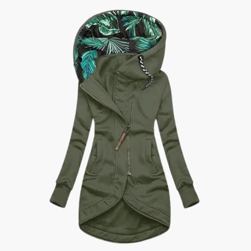 Olivgrüne Variante der Jacke von vorn mit asymmetrischem Reißverschluss, Kordelzug an der Kapuze und seitlichen Eingrifftaschen. 3