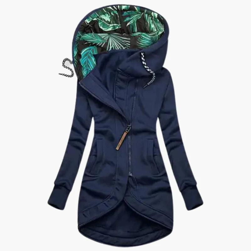 Marineblaue Variante der Jacke von vorn mit schrägem Reißverschluss, Kordel an der Kapuze und Bündchen an den Ärmeln. 5