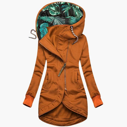 Orangebraune Variante der Jacke von vorn mit Reißverschluss in Metalloptik, Blätterfutter in der Kapuze und farblich abgesetzten Ärmelbündchen. 6