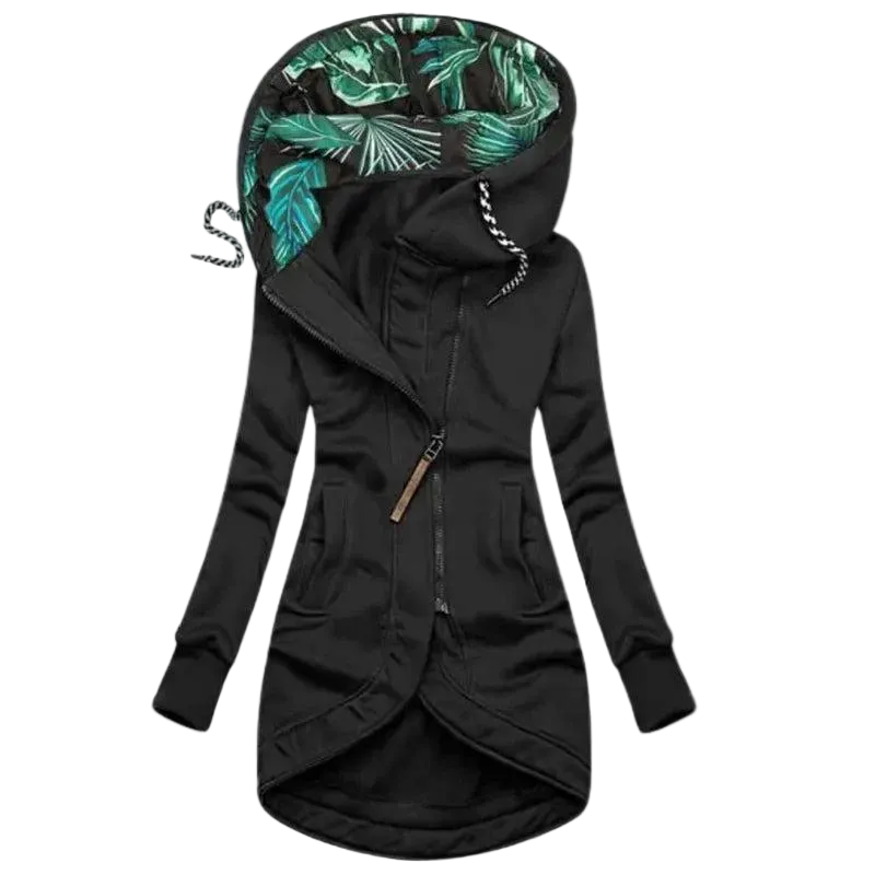 Schwarze Kapuzenjacke von vorn mit schrägem Reißverschluss, Blätterfutter in der Kapuze und abgerundetem Saum. 1