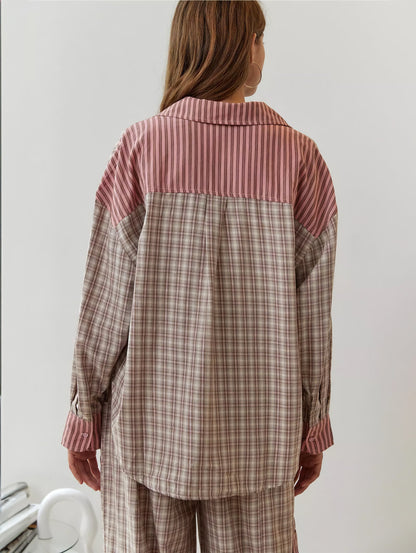 Rückansicht des rosa-beige karierten Pyjama-Hemds mit rosa gestreiftem Schulterpasse, Kragen und Manschetten. 8