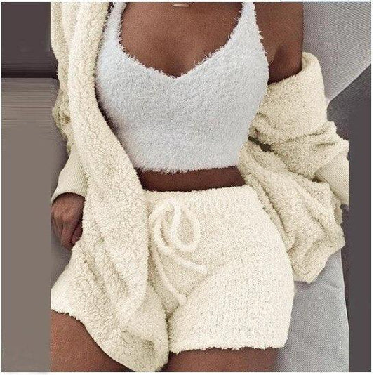 Damen-Set aus weißem Strickfleece: Top, Shorts, Cardigan, gemütlich, modisch, Freizeitkleidung.