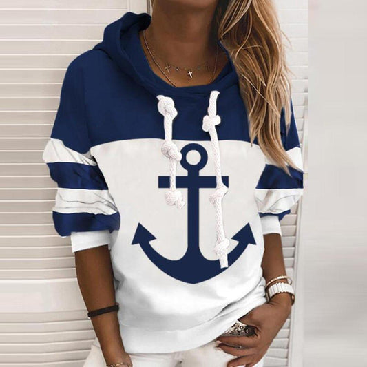Frau trägt blau-weißen Anker-Hoodie, maritimer Stil, lässige Damenmode, Baumwolle.