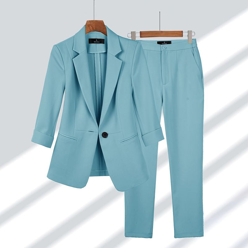 Hellblauer Damenanzug, Blazer und Hose, elegantes Business-Outfit, hochwertige Damenmode.