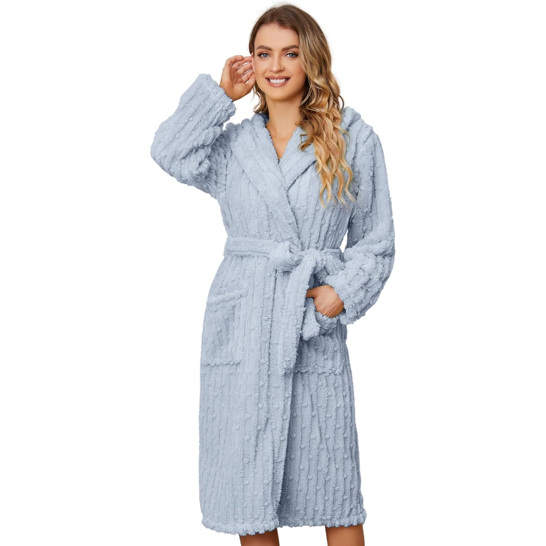 Frau im blauen Fleece-Bademantel mit Kapuze, gemütlich, weich, ideal für Zuhause.