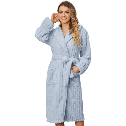 Frau im blauen Fleece-Bademantel mit Kapuze, gemütlich, weich, ideal für Zuhause.