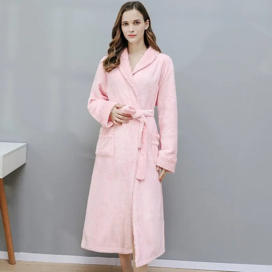 Frau im rosa Fleece-Bademantel mit Gürtel, langärmelig, gemütlich, für Damen.
