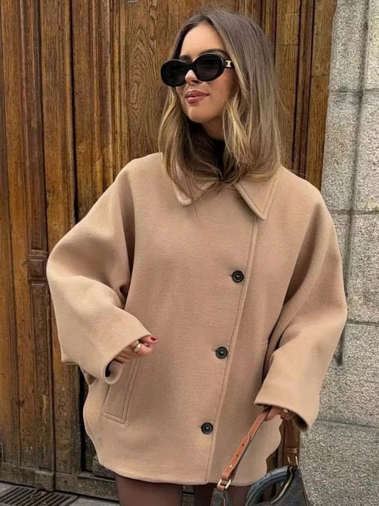 Frau in beigem Wollmantel, schwarze Sonnenbrille, modisch, Herbstmode, Holztür-Hintergrund.