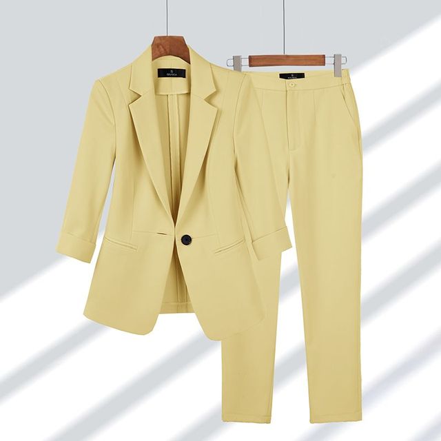Gelber Damenblazer mit passender Hose, eleganter Zweiteiler, Frühling-Sommermode.