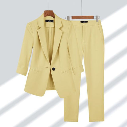 Gelber Damenblazer mit passender Hose, eleganter Zweiteiler, Frühling-Sommermode.