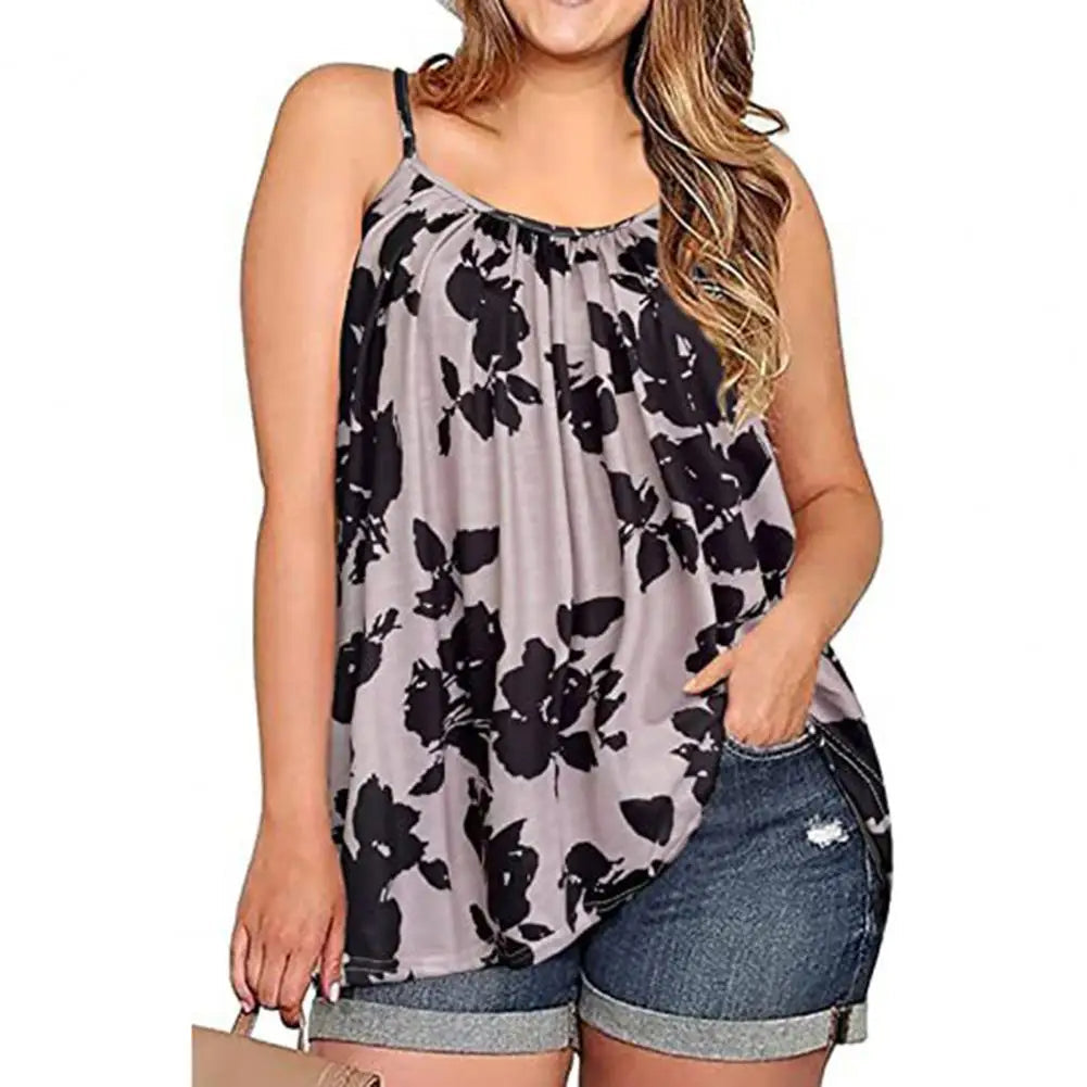 Frau in ärmellosem, geblümtem Top und Jeansshorts, lässige Sommermode, Plus-Size.