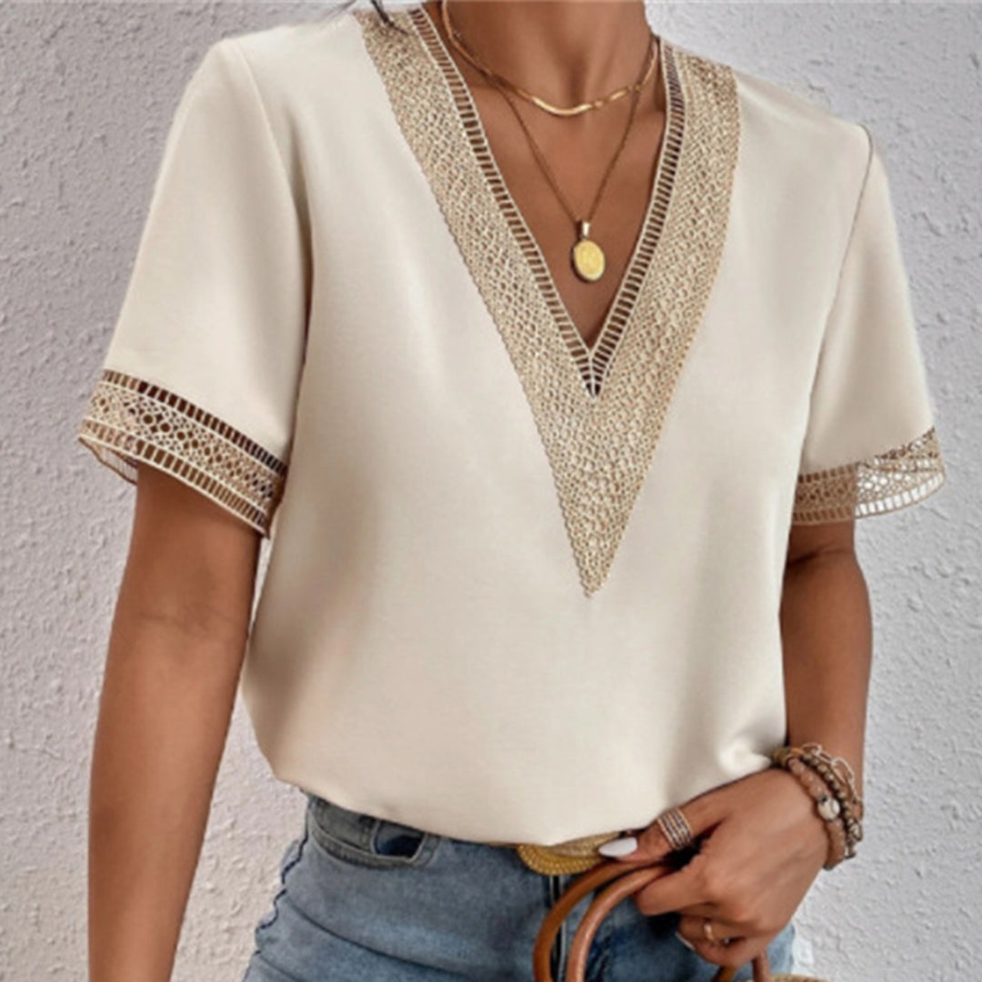 Damenbluse beige mit V-Ausschnitt, Spitzenbesatz, kurzärmelig, elegant, lässig, Sommermode.