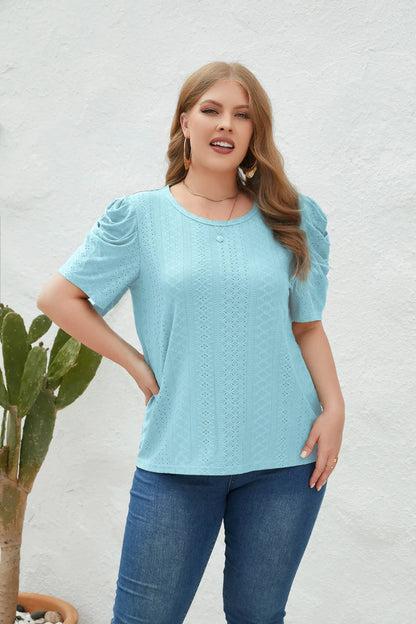 Frau in hellblauer Spitzenbluse und Jeans vor weißer Wand, Mode, Damenbekleidung, Freizeitlook.