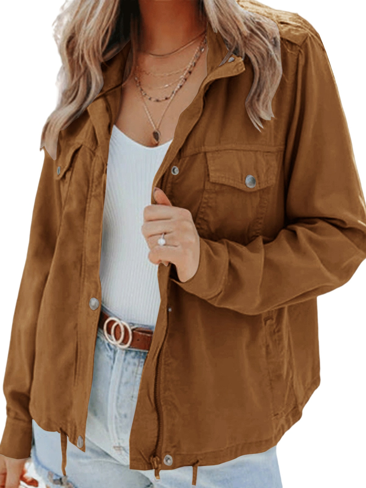 Damen braune Jacke, lässig, Baumwolle, mit Taschen, Herbstmode, über weißem Top.