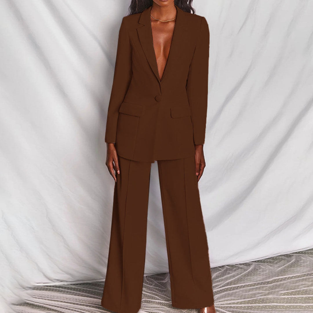 Brauner Damenanzug, eleganter Blazer mit Hose, Businessmode, stilvoller Look.