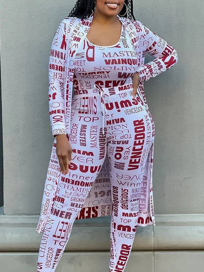Frau in weißem, bedrucktem Jumpsuit mit rotem Textmuster, langem Cardigan, Modekleidung.