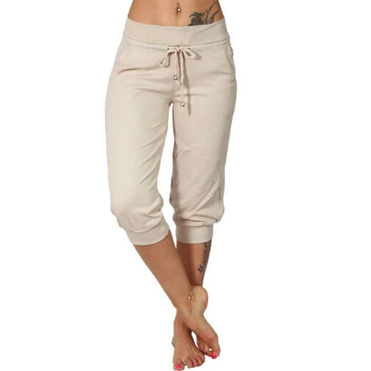 Damen Capri Yogahose beige, locker, mit Kordelzug und Taschen, ideal für Lounge und Sport.