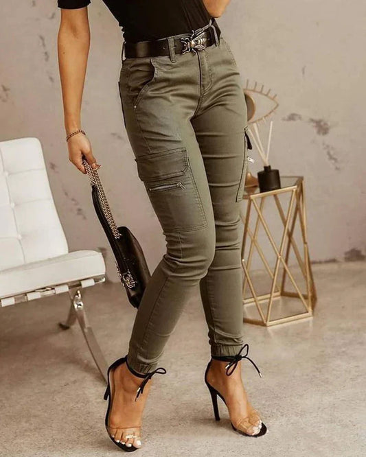 Damen Cargo Jeans, olivgrün, mit Taschen, modisch, bequem, ideal für Freizeitkleidung.
