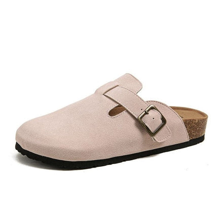 Beiger Clog aus Wildleder mit Schnalle, rutschfeste Sohle, komfortabler Freizeitschuh.