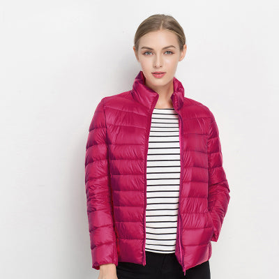 Frau in roter Daunenjacke, gestreiftes Shirt, Wintermode, stilvoll, warm, modisch.