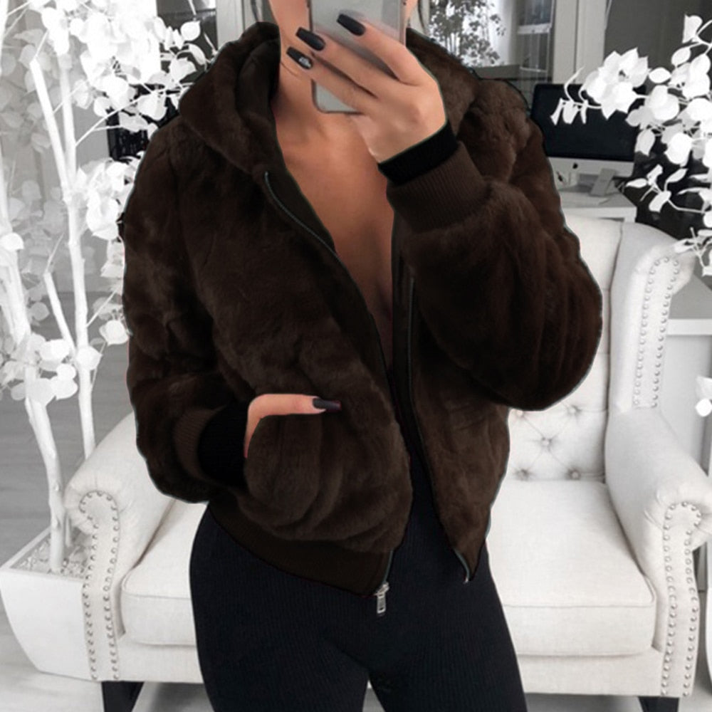 Damen Winterjacke, braun, Kunstpelz, Kapuze, warm, modisch, gemütlich, Freizeitkleidung.