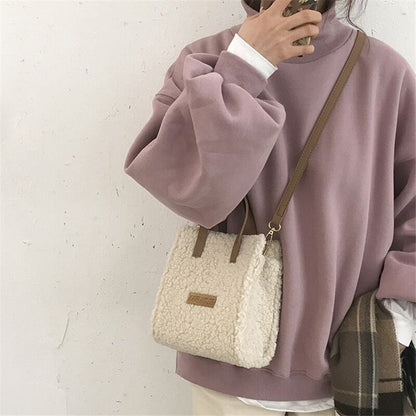 Flauschige Umhängetasche Damen, beige, Lammfell-Optik, modisch, lässig, Herbstmode.