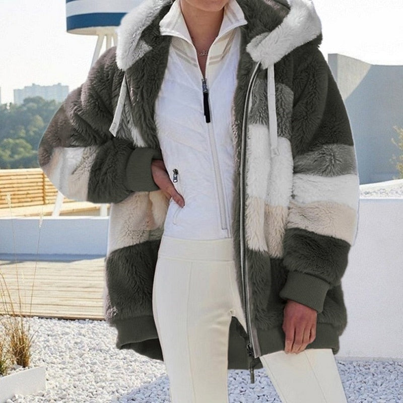 Damen Winterjacke, grün-weiß gestreift, Kunstpelz, Kapuze, warm, modisch, Outdoor-Bekleidung.
