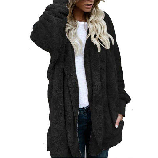 Frau in schwarzem Fleece-Mantel, lässig, warm, modisch, Herbst-Winter-Outfit.