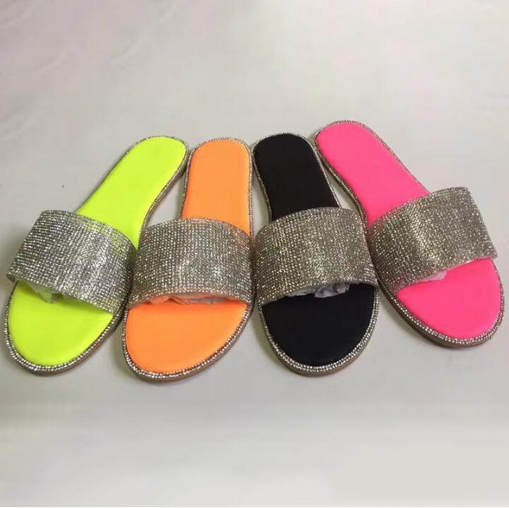 Bunte Damen-Sandalen mit Glitzer, flach, in Neonfarben: Gelb, Orange, Schwarz, Pink.