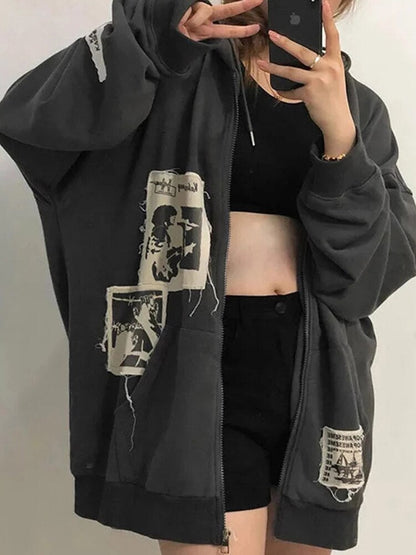 Dunkelgrauer Oversize-Hoodie mit grafischen Aufdrucken, lässiger Streetwear-Stil.