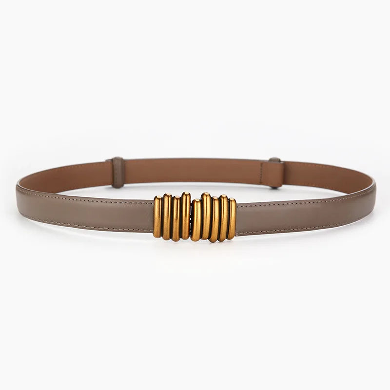 Brauner Ledergürtel mit goldener Schnalle, modisches Accessoire, Damenmode.
