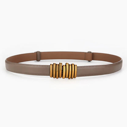 Brauner Ledergürtel mit goldener Schnalle, modisches Accessoire, Damenmode.
