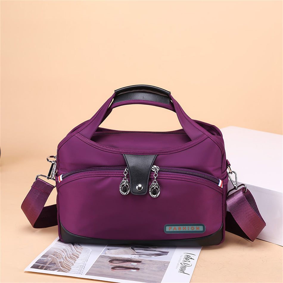 Lila Damenhandtasche aus Nylon mit Reißverschluss, modisch und wasserabweisend.