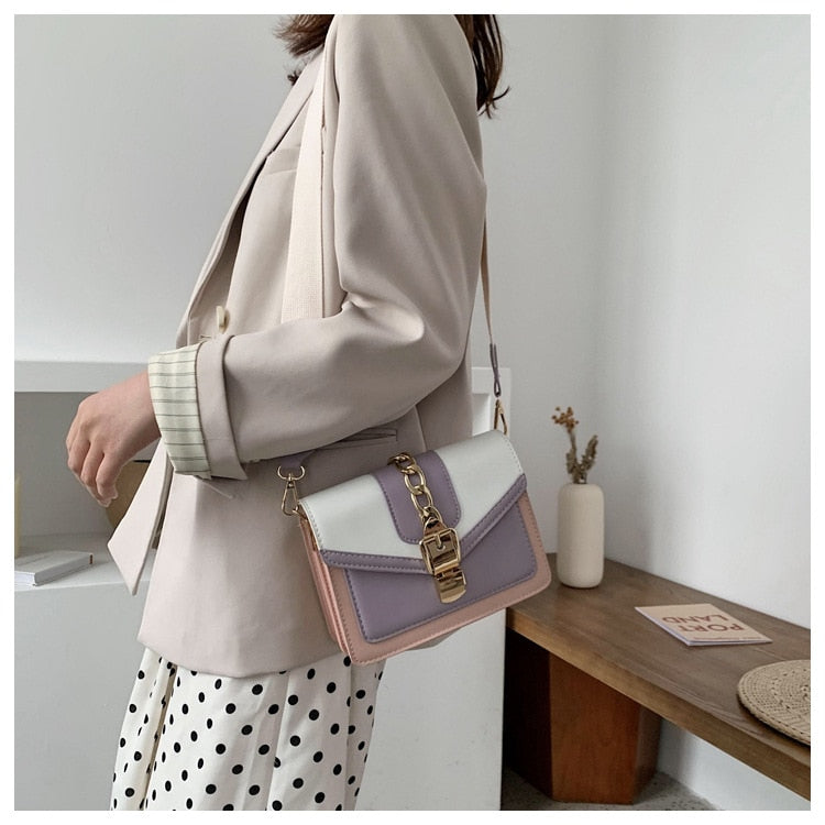 Frau mit beiger Jacke und pastellfarbener Umhängetasche, modisch, elegant, Damenmode.