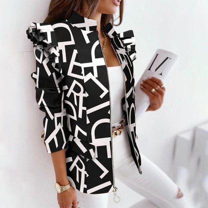 Frau in schwarz-weißer Rüschenjacke, Herbstmode, geometrisches Muster, stilvoll, modern.