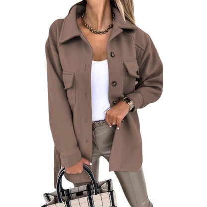 Damenjacke braun, Knopfleiste, Taschen, Herbstmode, eleganter Look, Freizeitkleidung.