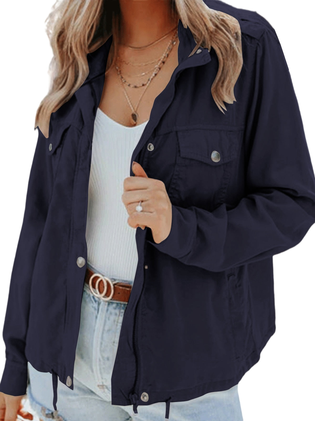 Frau in schwarzer Jacke, weißem Top, Jeans; modische Damenbekleidung, Freizeitlook.